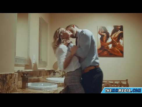 ❤️ کله چې یو ښکلی سپین رنګ تاسو په عامه تشناب کې جذبوي ☑ په ps.milf300com.ru